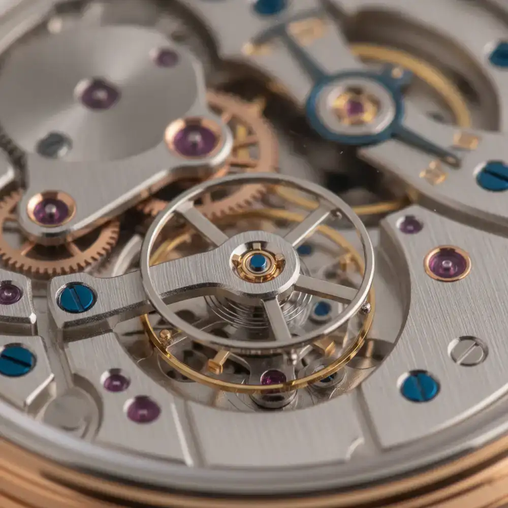 Detalle macro de la maquinaria interna de un reloj de lujo