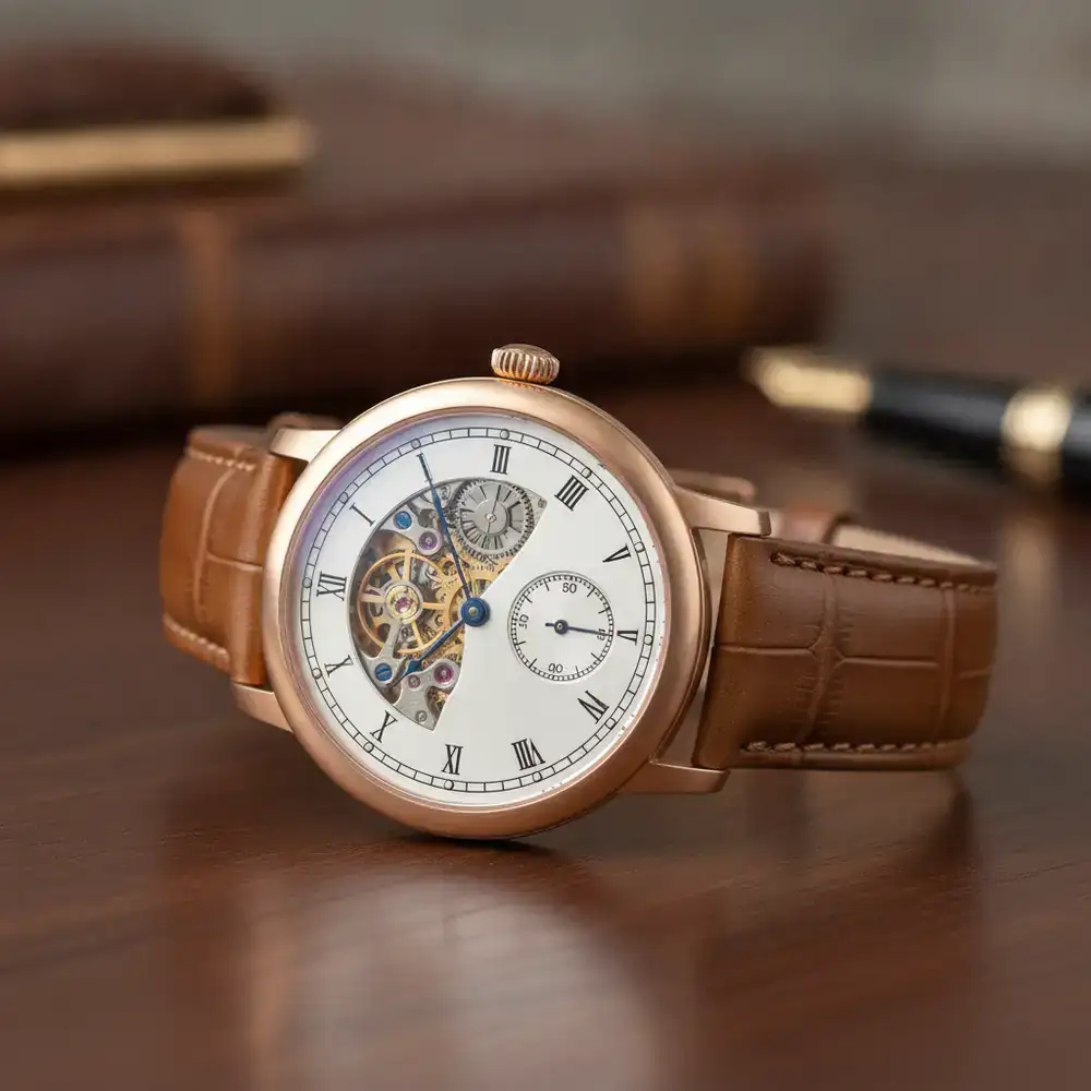 Reloj mecánico clásico con correa de cuero